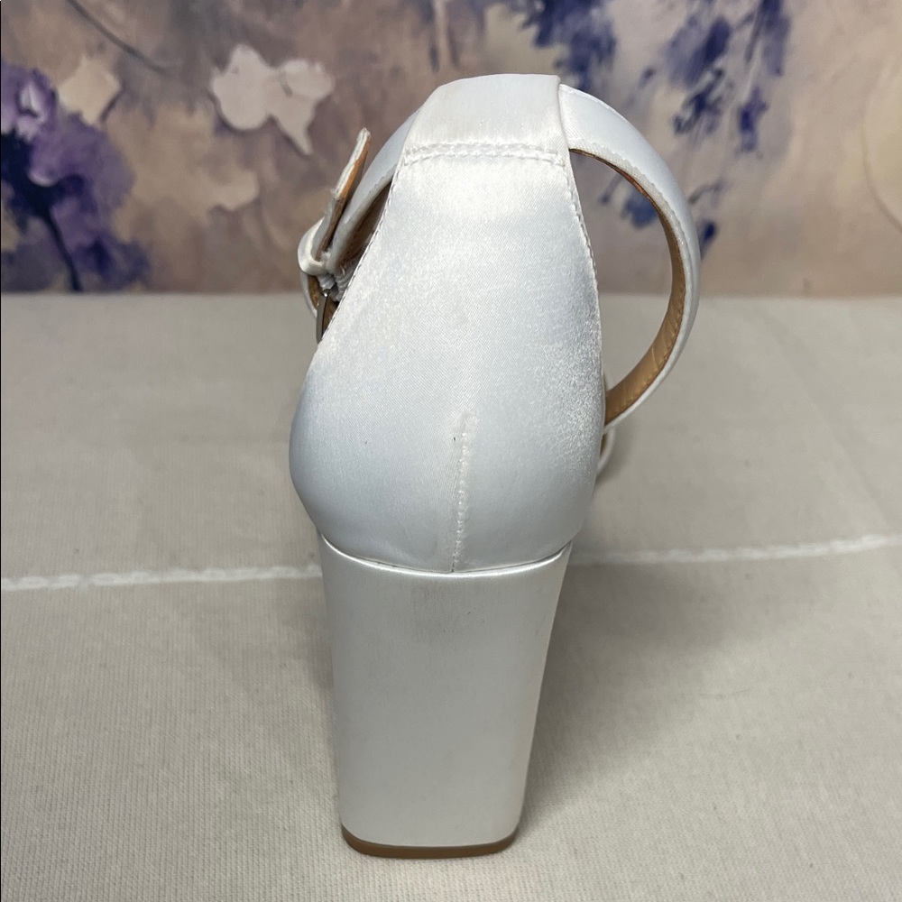 Elegant White Block Heel Sandals - Picture 10 of 10